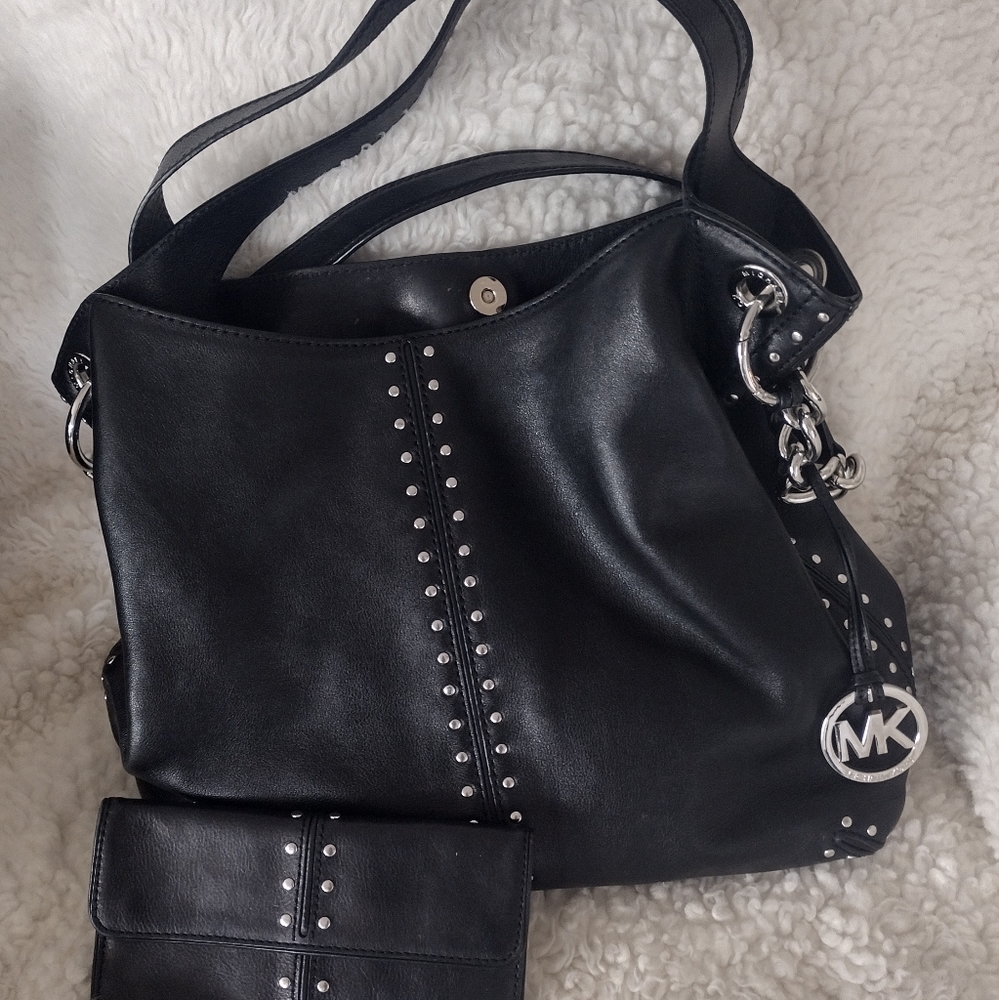 Michael Kors Uptown Astor shoulder tote in black.
